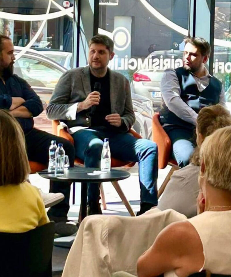 kurucu-ortaklarimizdan-berkan-sirin-izmirde-izq-girisimcilik-ve-inovasyon-merkezinde-gerceklesen-panele-konusmaci-olarak-katildi